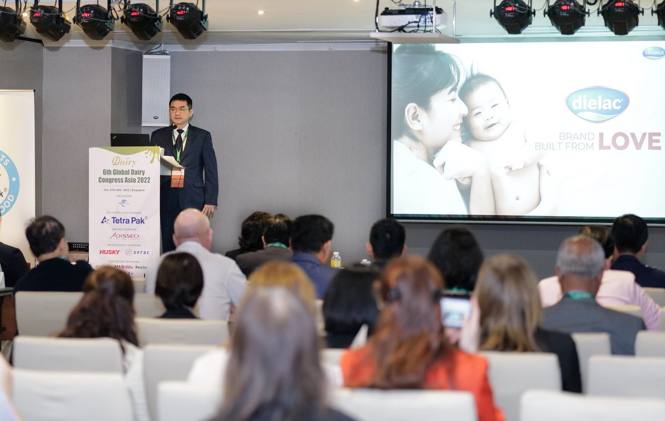 Ông Nguyễn Quang Trí, Giám đốc điều hành Marketing Vinamilk chia sẻ câu chuyện về thương hiệu Dielac tại Hội nghị sữa châu Á vừa diễn ra tại Singapore cuối tháng 10/2022