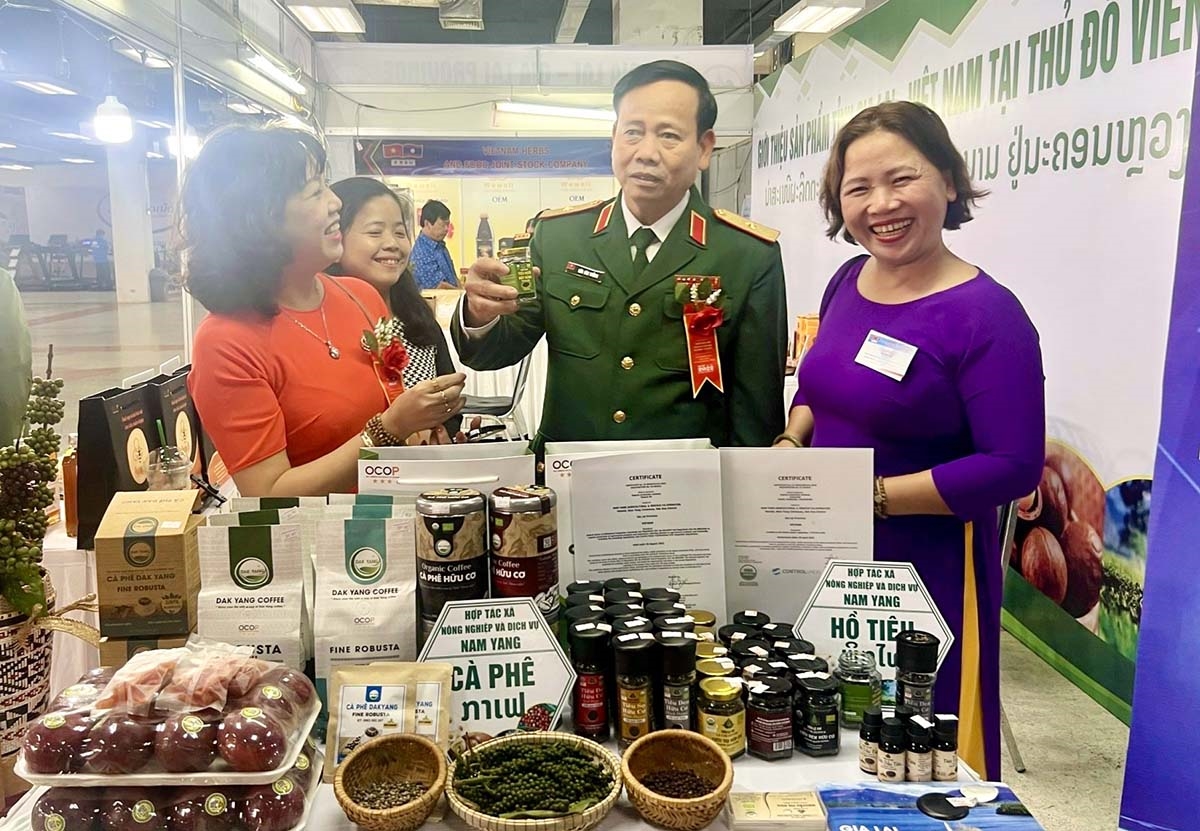 HTX Nông nghiệp và Dịch vụ Nam Yang giới thiệu sản phẩm hồ tiêu Lệ Chí cho các đại biểu tham quan tại Hội chợ triển lãm