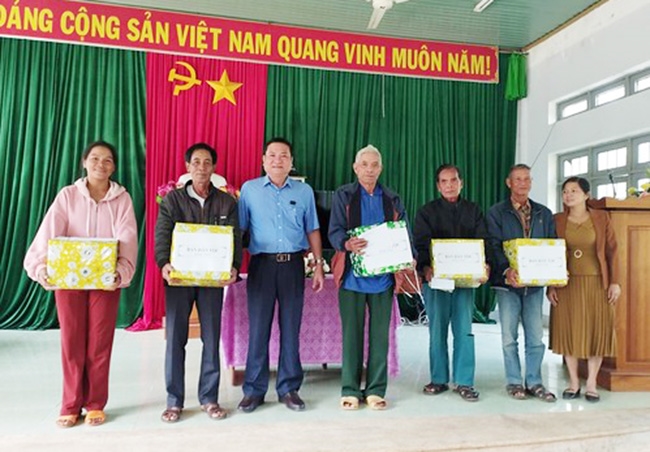 Ông Hà Hồng Duy - Phó Trưởng Ban Dân tộc tỉnh trao tặng quà cho Người có uy tín trong đồng bào DTTS tại xã Đăk Long, huyện Đăk Glei, tỉnh Kon Tum 