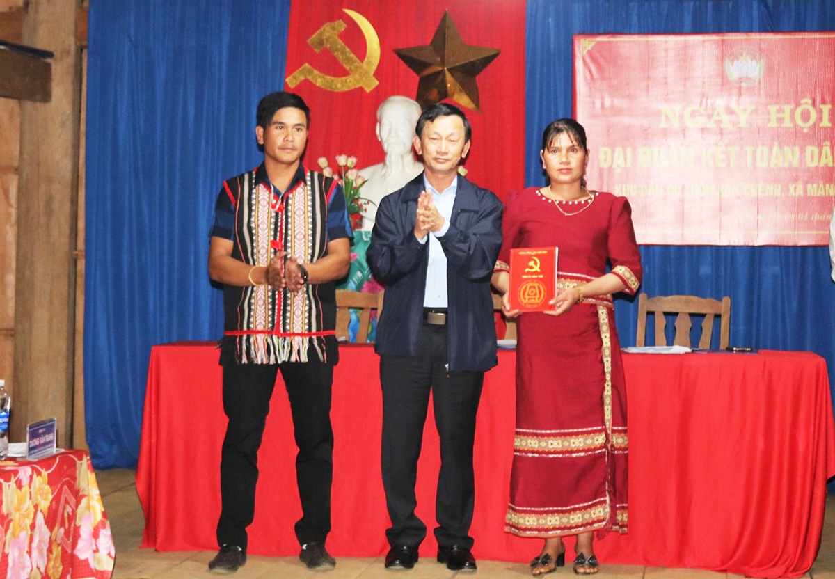 Bí thư Tỉnh ủy Kon Tum Dương Văn Trang tặng quà đồng bào thôn Kon Chênh. (Ảnh: CTV) 