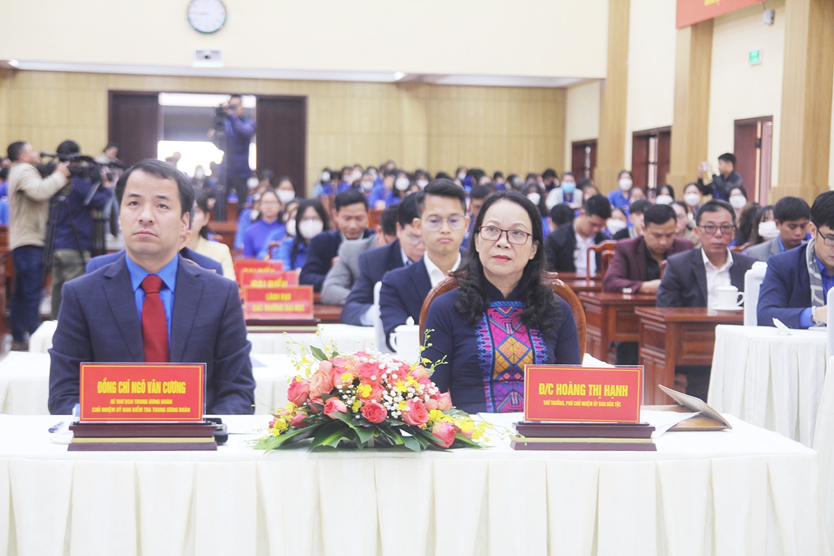 Thứ trưởng, Phó Chủ nhiệm Hoàng Thị Hạnh cùng các đại biểu tham dự Diễn đàn Thanh niên nông thôn khởi nghiệp