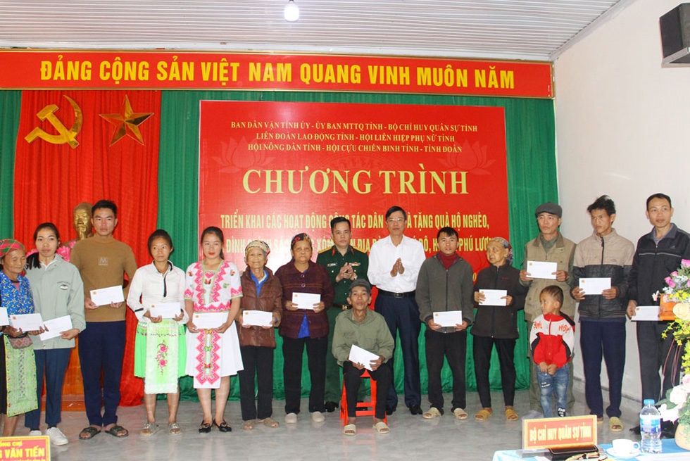 Ông Dương Văn Tiến - Trưởng Ban Dân vận Tỉnh ủy Thái Nguyên (áo trắng) tặng quà các gia đình chính sách, hộ nghèo của xã Phú Đô