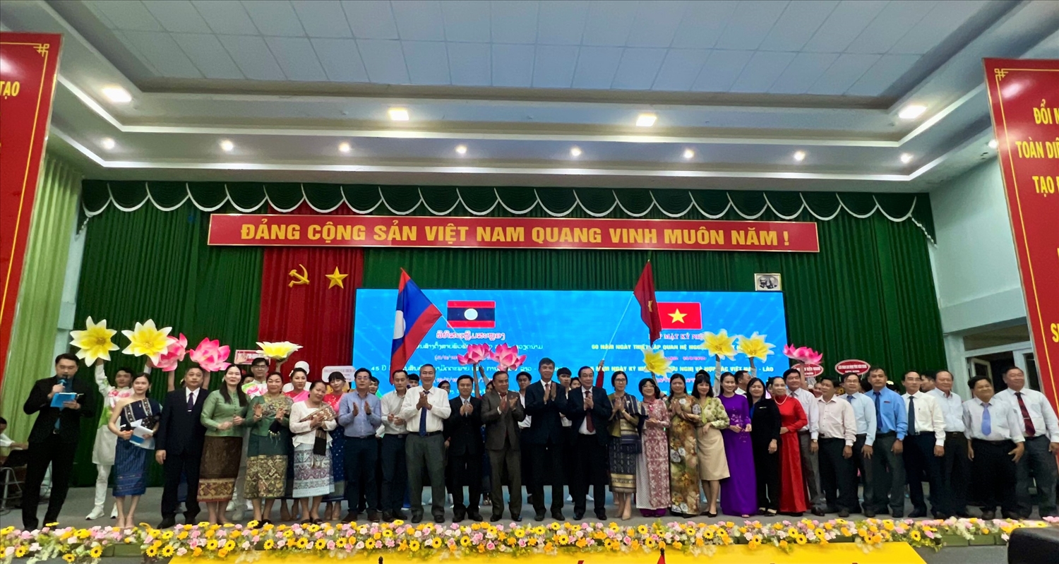 Đại biểu chụp hình lưu niệm tại buổi họp mặt kỷ niệm 60 năm thiết lập quan hệ ngoại giao Việt Nam - Lào được tổ chức tại Kiên Giang