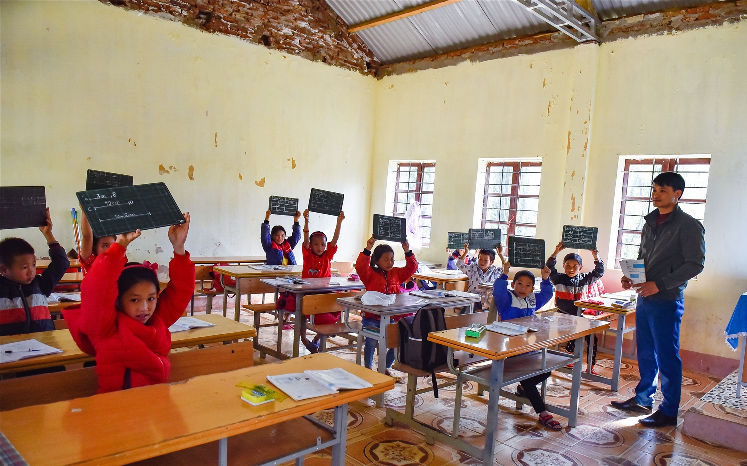 Thầy cô và học trò ở khu vực miền núi Thanh Hóa gặp khó khi nhiều chế độ chính sách bị cắt giảm