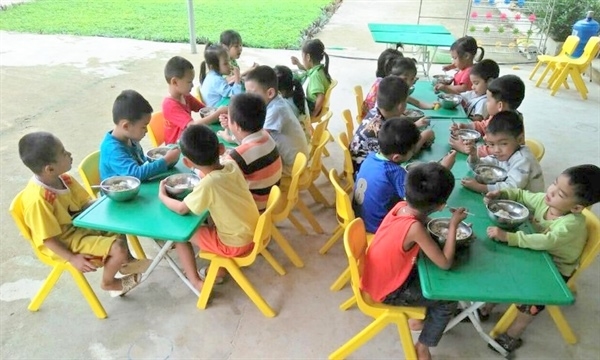 Nhiều tổ chức đã vận động hỗ trợ bữa ăn bán trú cho trẻ em có hoàn cảnh khó khăn (trong ảnh Dự án “Nuôi em Thanh Hóa” hỗ trợ gần 300.000 bữa ăn bán trú cho trẻ em có hoàn cảnh khó khăn ở vùng cao)