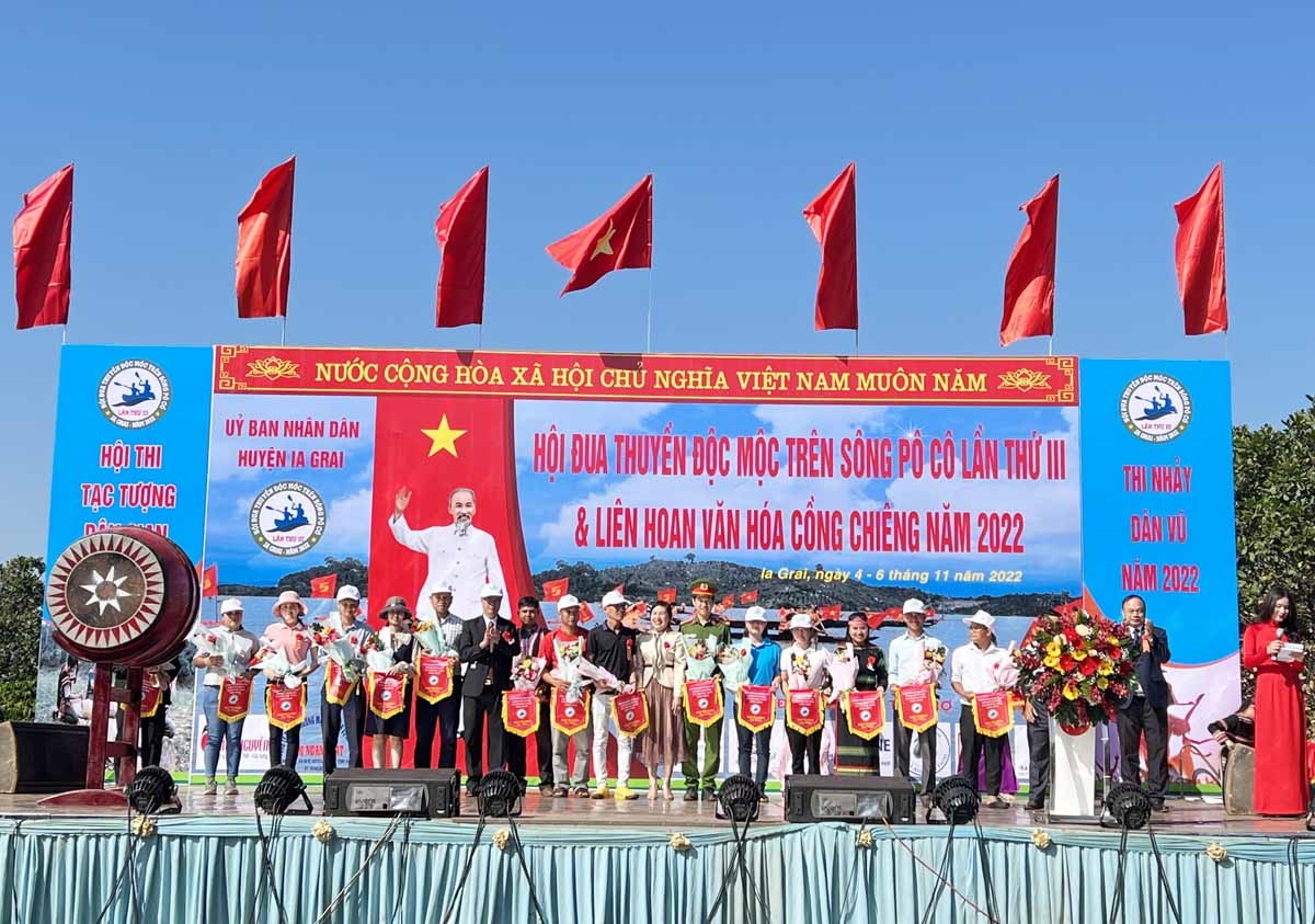 Ban tổ chức trao cờ cho các đoàn tham gia Lễ hội