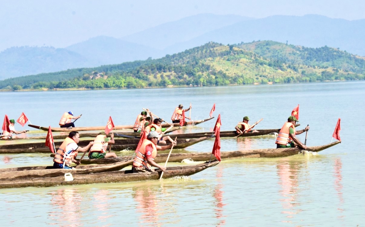Các đội so tài gay cấn trong phần thi đua thuyền độc mộc trên sông Pô Cô