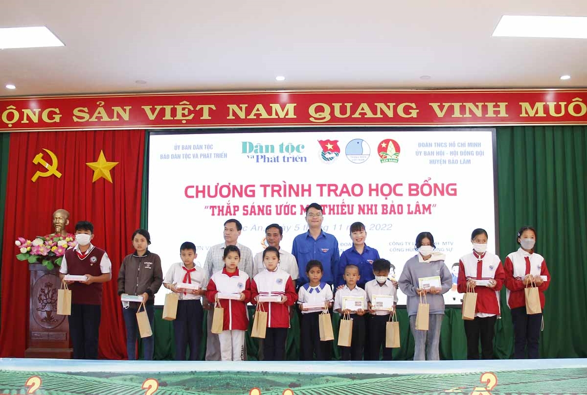 Ban Tổ chức trao tặng 50 suất học bổng cho các em thiếu nhi có hoàn cảh khó khăn tại xã Lộc An, huyện Bảo Lâm