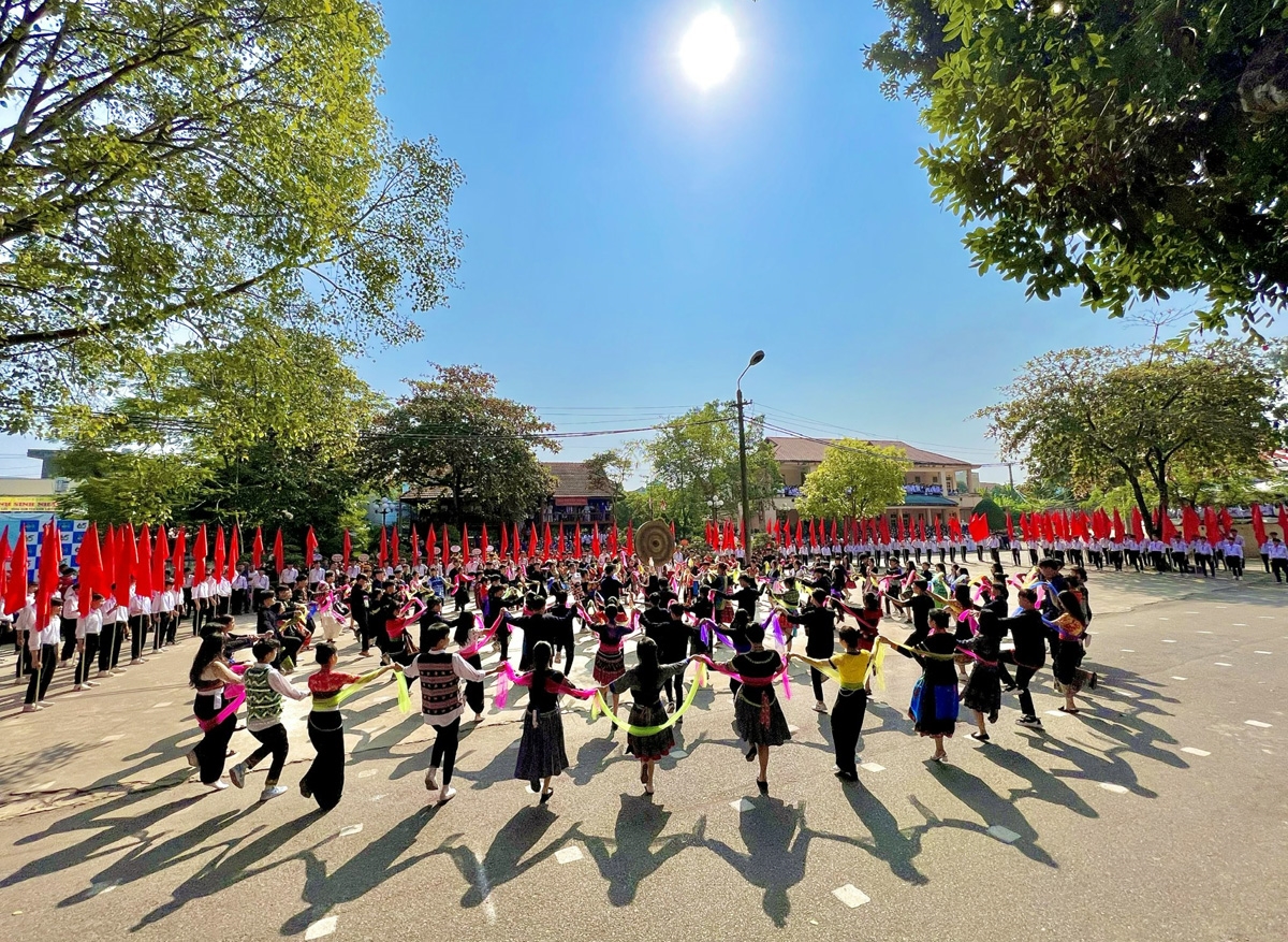 Màn đồng diễn của các em học sinh Trường Phổ thông Vùng cao Việt Bắc sau Lễ Kỷ niệm