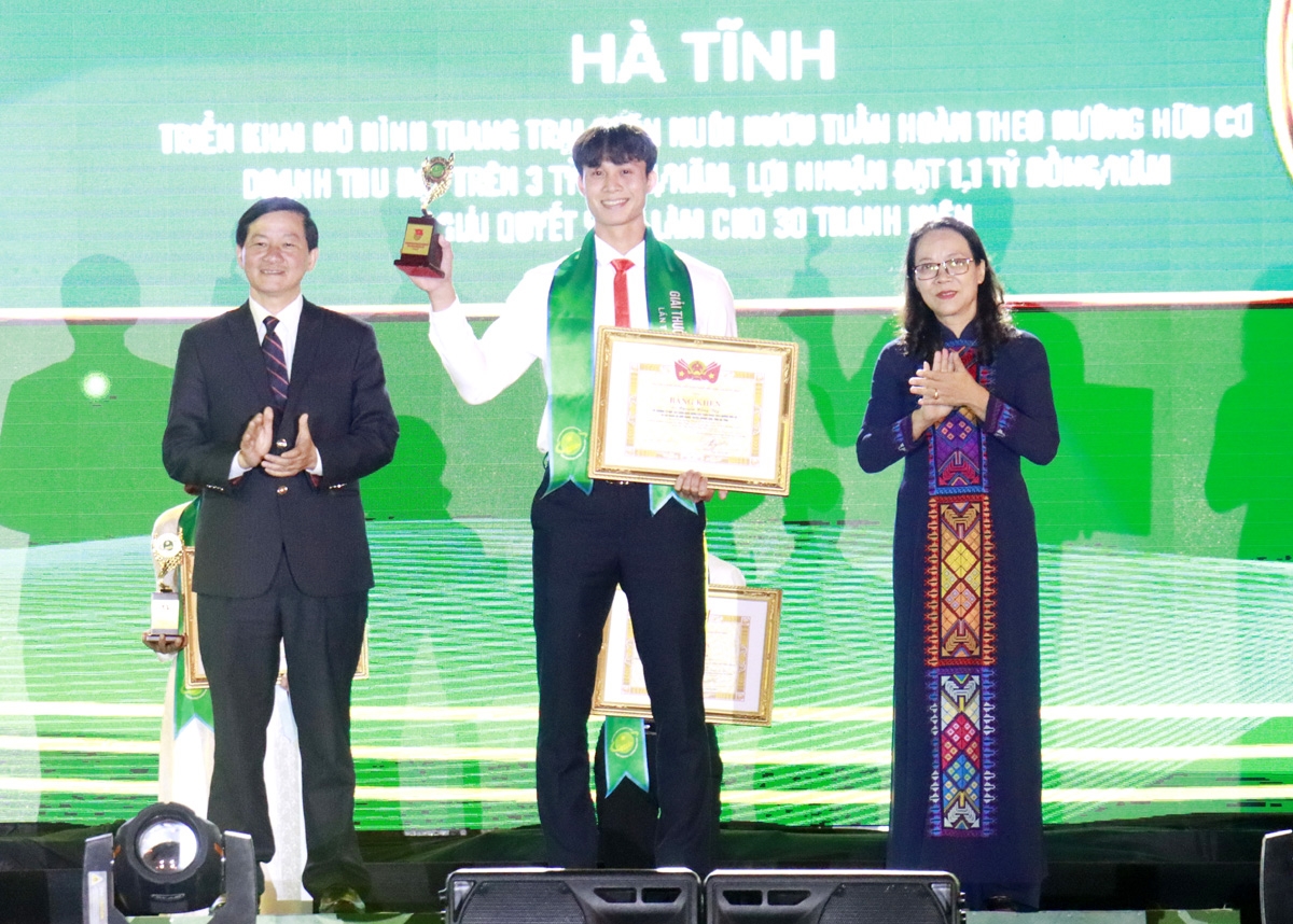 Thứ trưởng, Phó Chủ nhiệm Ủy Ban Dân tộc Hoàng Thị Hạnh trao giải thưởng cho cá nhân xuất sắc 