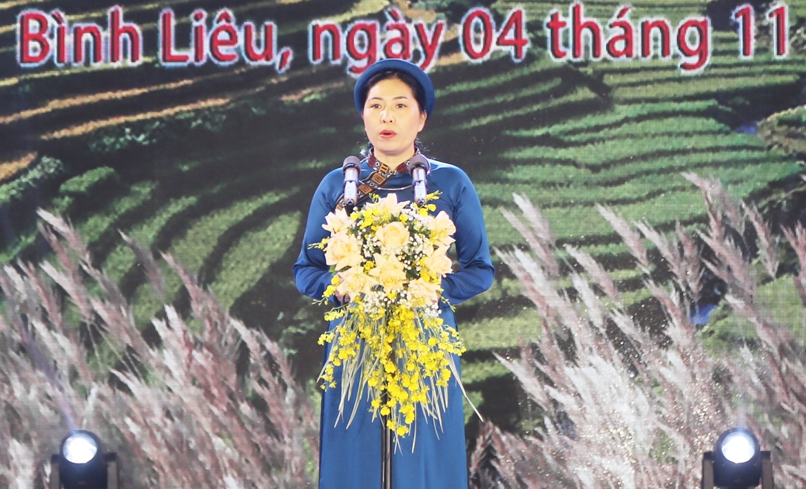 Bà Nguyễn Tuyết Hạnh - Chủ tịch UBND huyện Bình Liêu phát biểu tại Lễ khai mạc