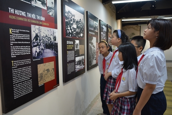Các em học sinh được xem những hình ảnh về các kỳ thi Hương, thi Hội, thi Đình tại Văn Miếu - Quốc Tử Giám.