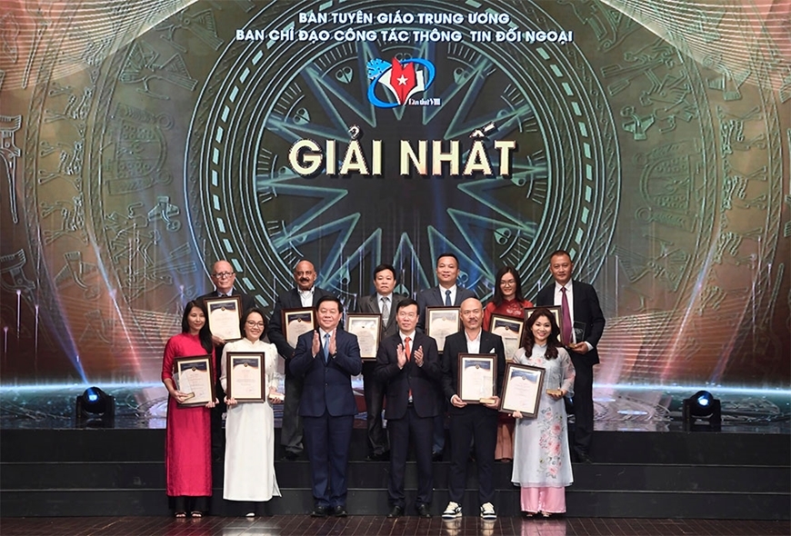Đồng chí Võ Văn Thưởng và đồng chí Nguyễn Trọng Nghĩa trao giải nhất cho các tác giả. 