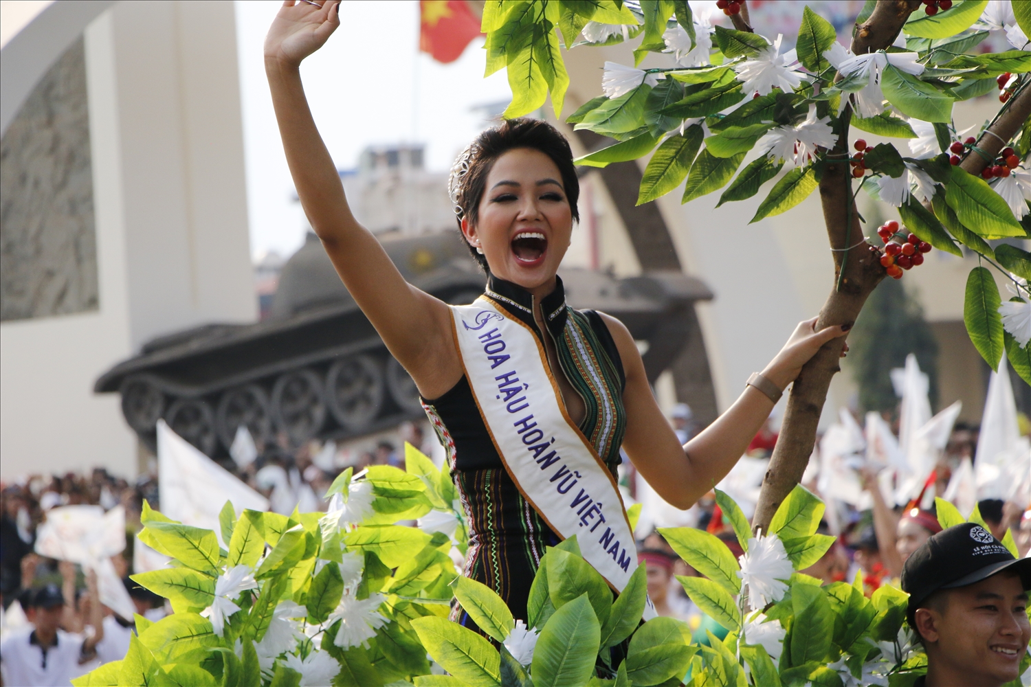 Hoa hậu H'Hen Niê tham gia Lễ hội đường phố tại Lễ hội cà phê lần 7