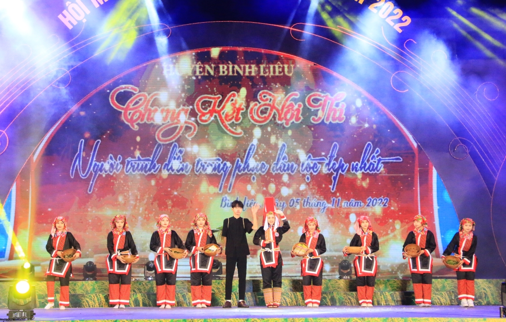 Trang phục dân tộc Dao Thanh Phán rực rỡ sắc màu với phần trình diễn của thí sinh Hoàng Quỳnh Trâm (Trường THPT Bình Liêu)