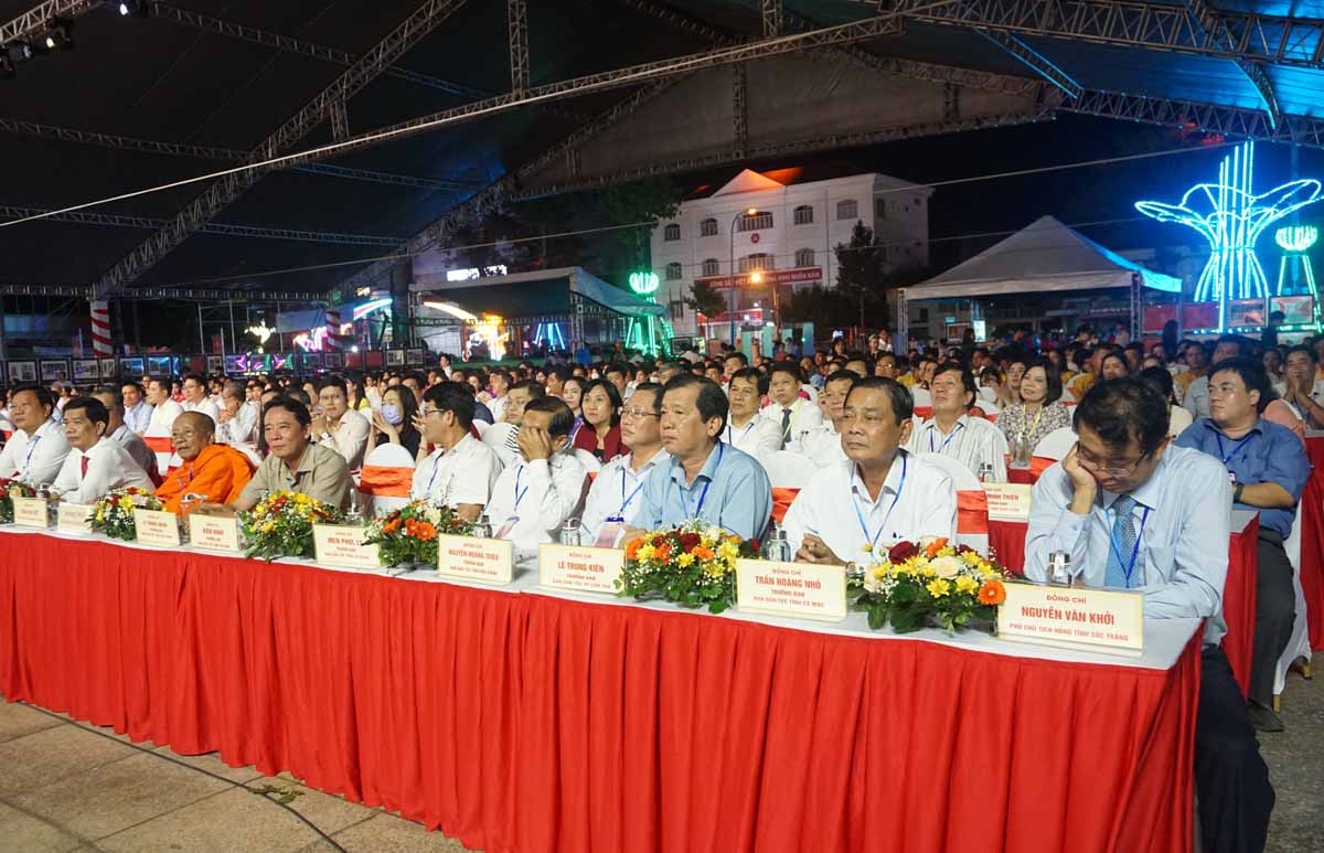 Các đại biểu Trung ương và địa phương dự khai mạc ngày hội lớn của đồng bào Khmer