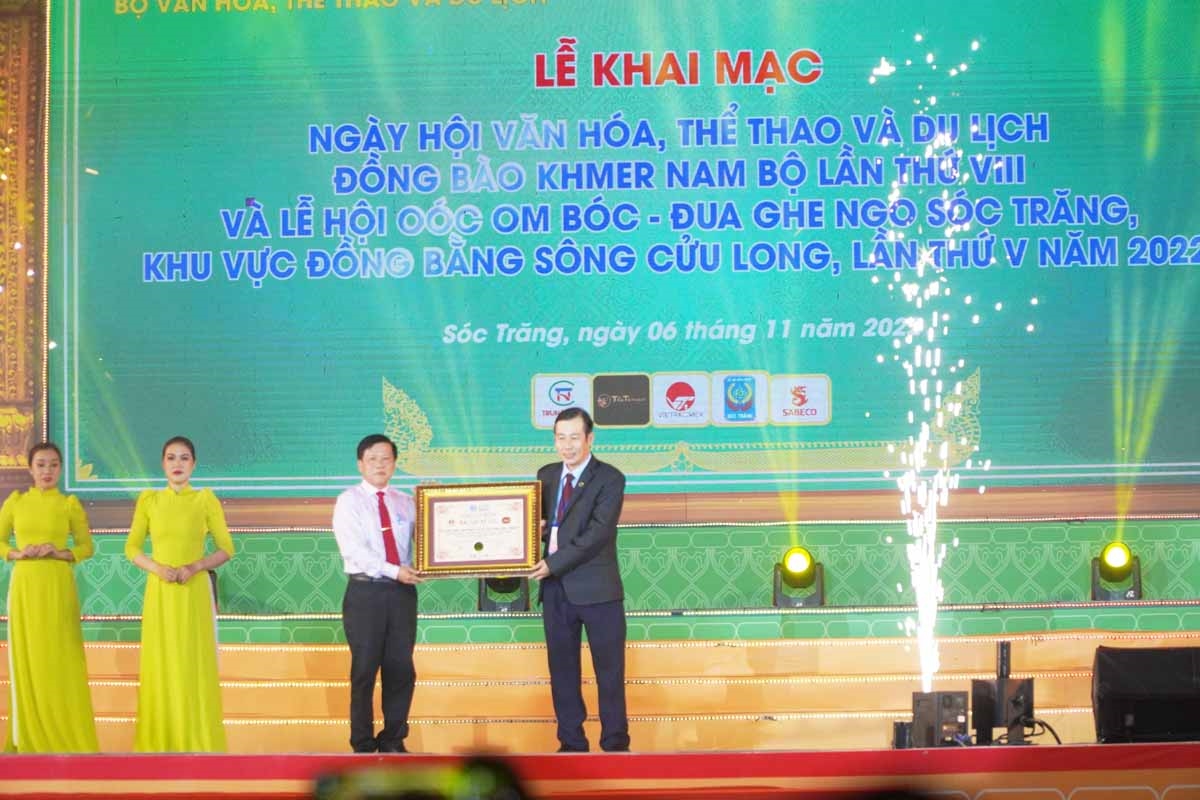 Trao chứng nhận Kỷ lục Việt Nam về Địa phương có số ghe và đội đua ghe Ngo nhiều nhất
