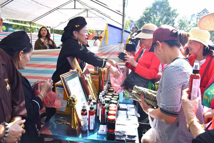 Du khách được thưởng thức và mua các sản vật của người Sán Dìu, huyện Tiên Yên
