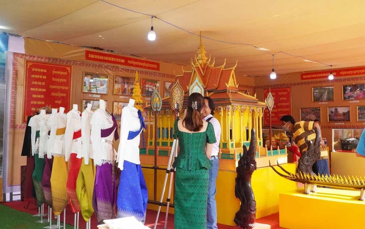 Trưng bày trang phục truyền thống của đồng bào Khmer tỉnh Trà Vinh