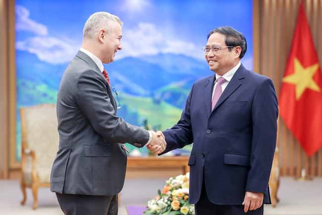 Thủ tướng Phạm Minh Chính và Đại sứ đặc mệnh toàn quyền Vương quốc Bỉ tại Việt Nam Karl Van Den Bossche. (Ảnh: VGP/Nhật Bắc)