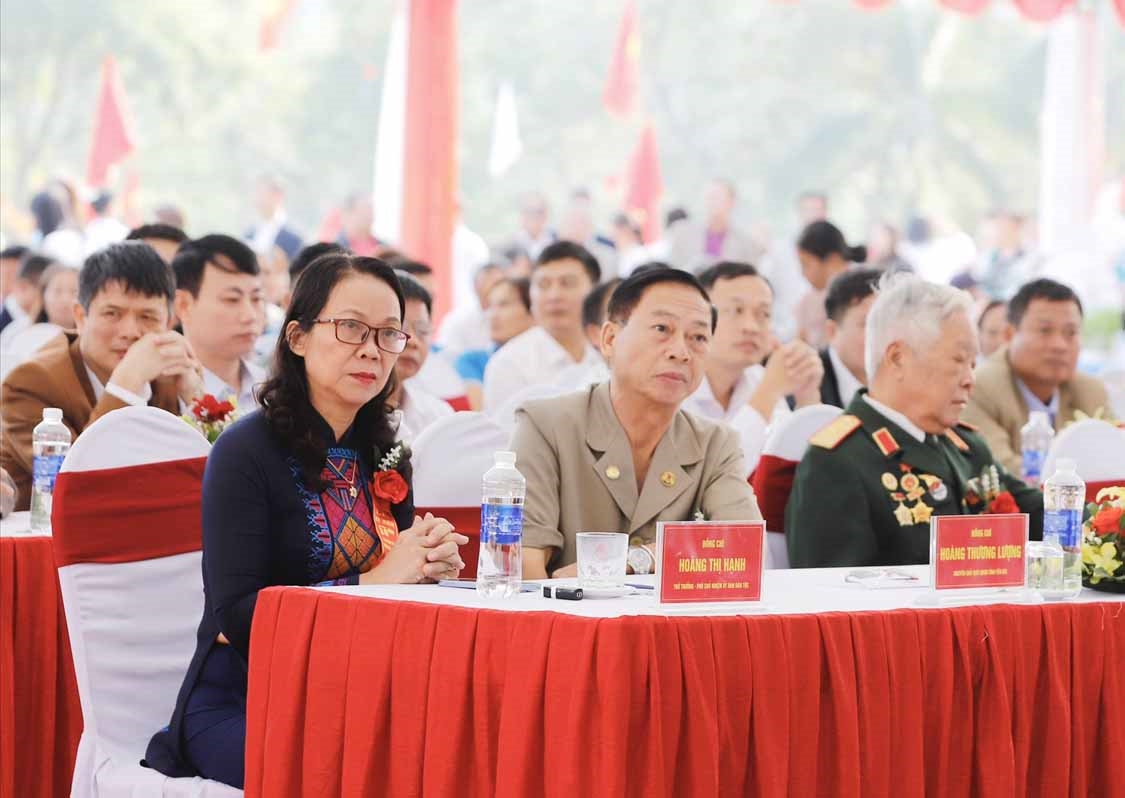 Thứ trưởng, Phó Chủ nhiệm Ủy ban Dân tộc Hoàng Thị Hạnh cùng các đồng chí lãnh đạo tỉnh tham dự buổi lễ