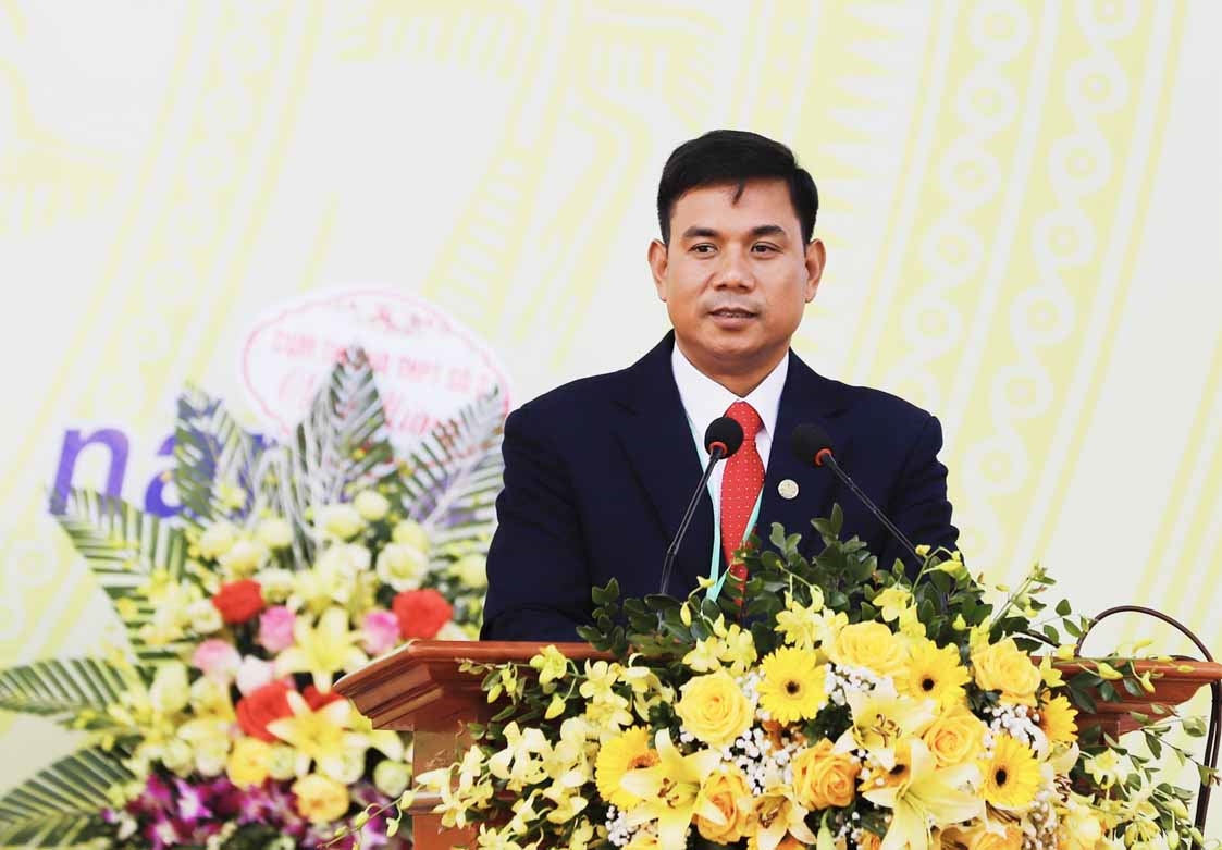 Thầy giáo Nguyễn Quang Hà - Hiệu trưởng Trường THPT huyện Văn Chấn, tỉnh Yên Bái phát biểu khai mạc Lễ kỷ niệm
