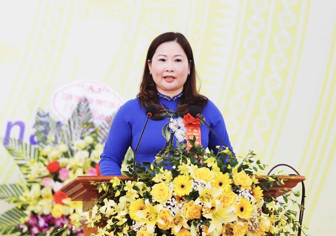 Phó Chủ tịch UBND tỉnh Yên Bái Vũ Thị Hiền Hạnh phát biểu chúc mừng thầy trò nhà trường tại Lễ kỷ niệm 