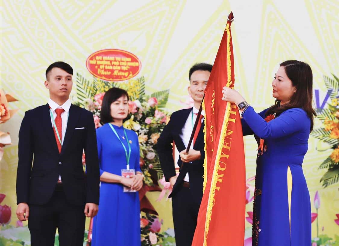 Thừa ủy quyền của Chủ tịch nước, Phó Chủ tịch UBND tỉnh Yên Bái Vũ Thị Hiền Hạnh đã trao Huân chương Lao động hạng Ba cho Trường THPT huyện Văn Chấn