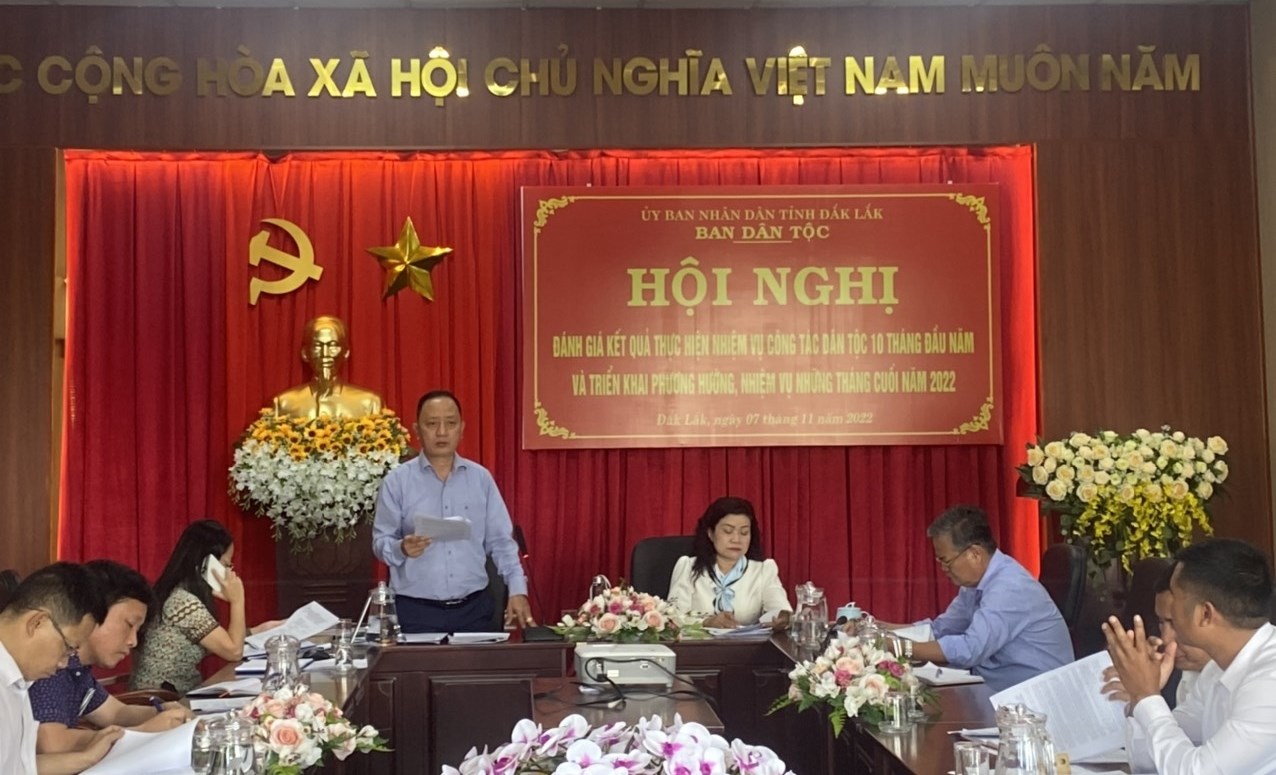 Ông Hà Huy Quan - Phó trưởng Ban Dân tộc Đắk Lắk báo cáo tại Hội nghị