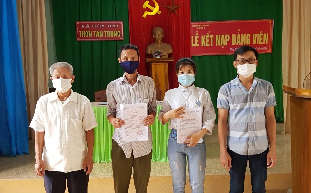 Kết nạp quần chúng là người có đạo vào Đảng tại Chi bộ thôn Tân Trung, Đảng bộ xã Hòa Hải, huyện Hương Khê (ảnh CTV)