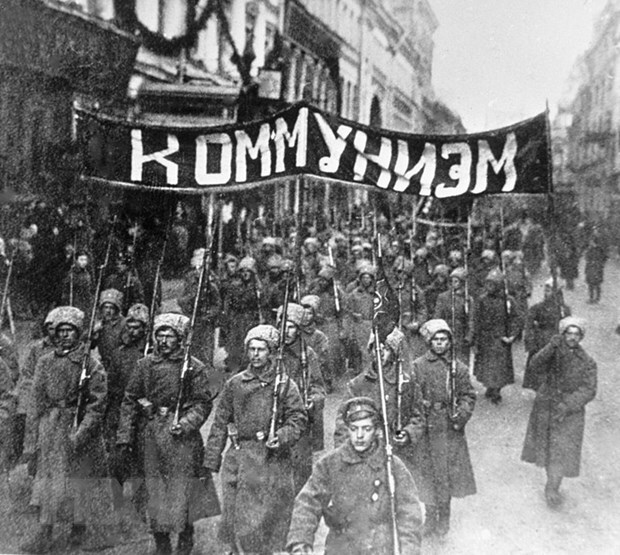 Lực lượng Cận vệ Đỏ diễu hành trên đường Nikolskaya ở Moskva trong những ngày Cách mạng Tháng Mười năm 1917. (Ảnh: Tư liệu/TTXVN phát)