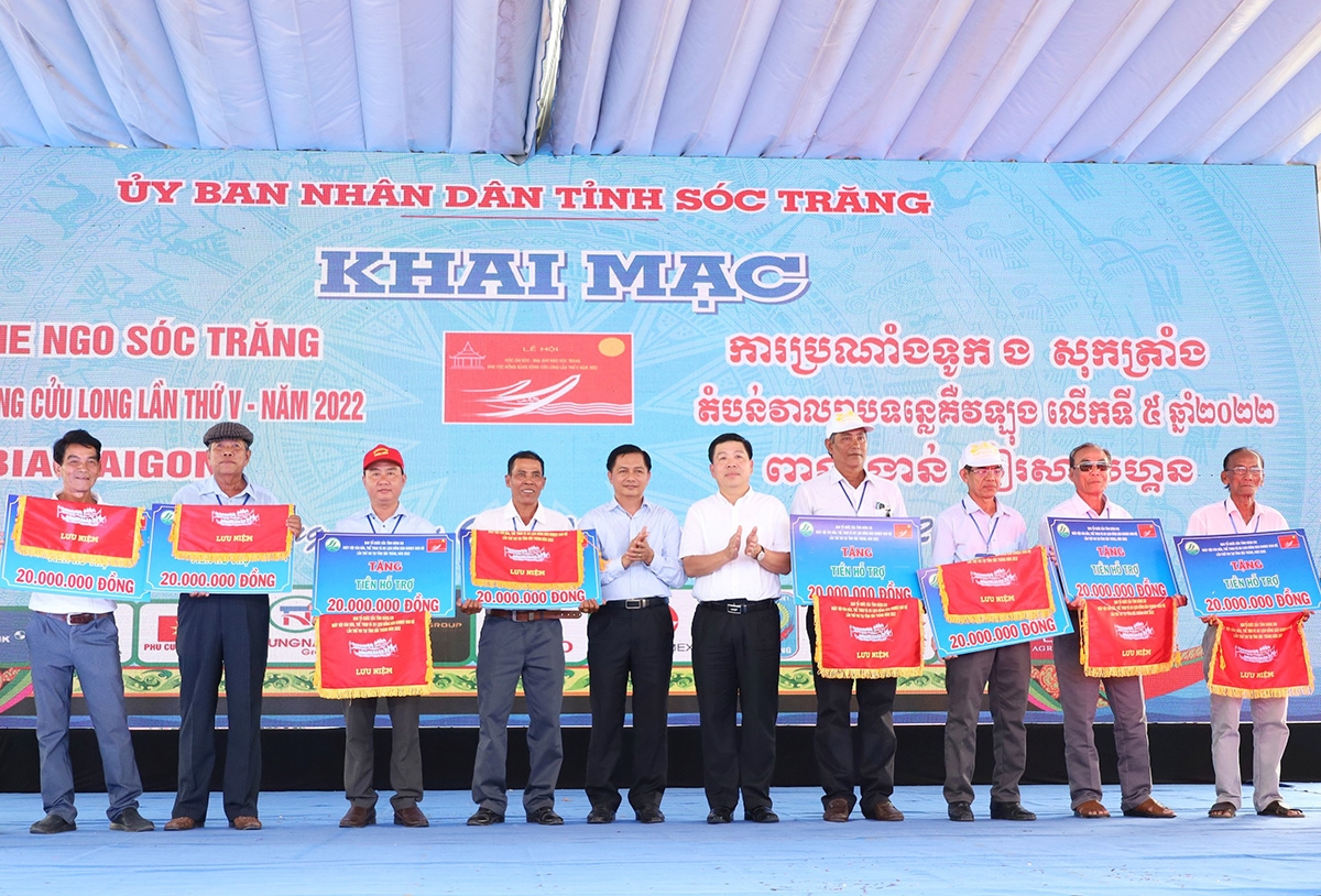 Thứ trưởng, Phó Chủ nhiệm Ủy ban Dân tộc Lê Sơn Hải và Chủ tịch UBND tỉnh Sóc Trăng Trần Văn Lâu tặng Cờ lưu niệm cho các đội ghe nam