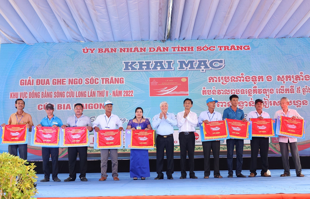 Chủ tịch Ủy ban Trung ương MTTQ Việt Nam Đỗ Văn Chiến và Bí thư tỉnh ủy Sóc Trăng Lâm Văn Mẫn tặng Cờ lưu niệm cho các đội ghe nữ