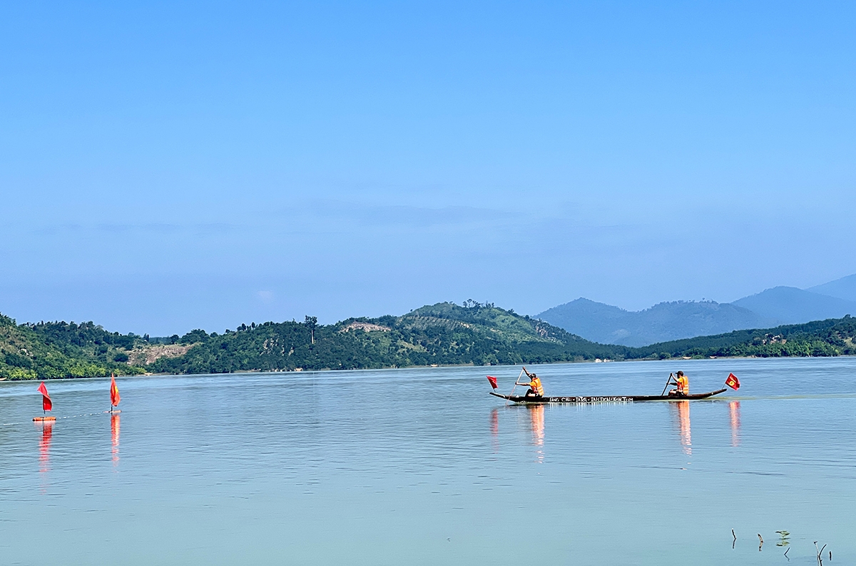 Hai vận động viên đến từ huyện Ia H'Drai, tỉnh Kon Tum xuất sắc giành giải Nhất hạng A nội dung đua thuyền độc mộc