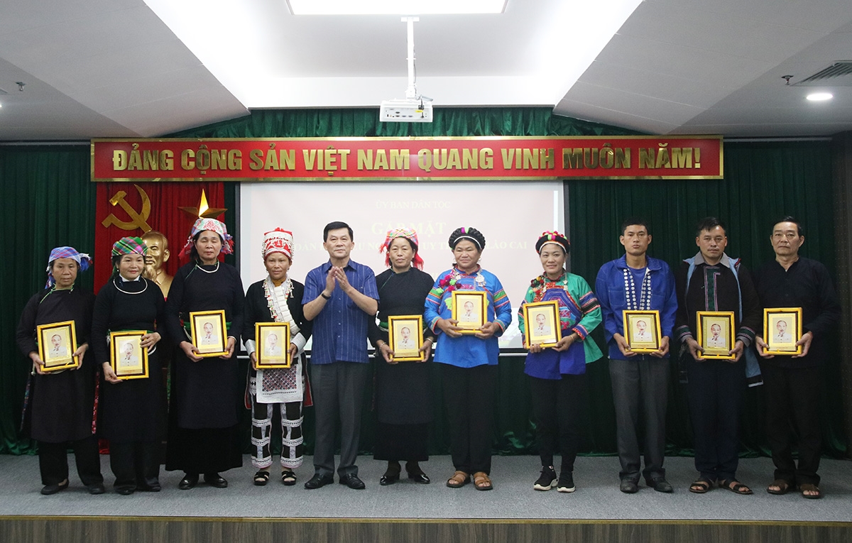 Thứ trưởng, Phó Chủ nhiệm Nông Quốc Tuấn tặng quà lưu niệm cho các đại biểu Người có uy tín tỉnh Lào Cai 