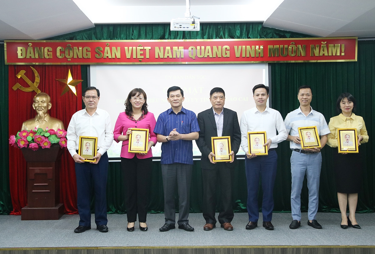 Thứ trưởng, Phó Chủ nhiệm Nông Quốc Tuấn tặng quà lưu niệm cho các thành viên trong Đoàn công tác của tỉnh Lào Cai 