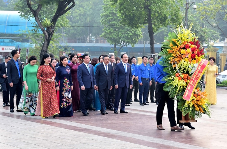 Các đồng chí lãnh đạo TP Hà Nội dâng hoa tưởng niệm tại Tượng đài Lênin. 