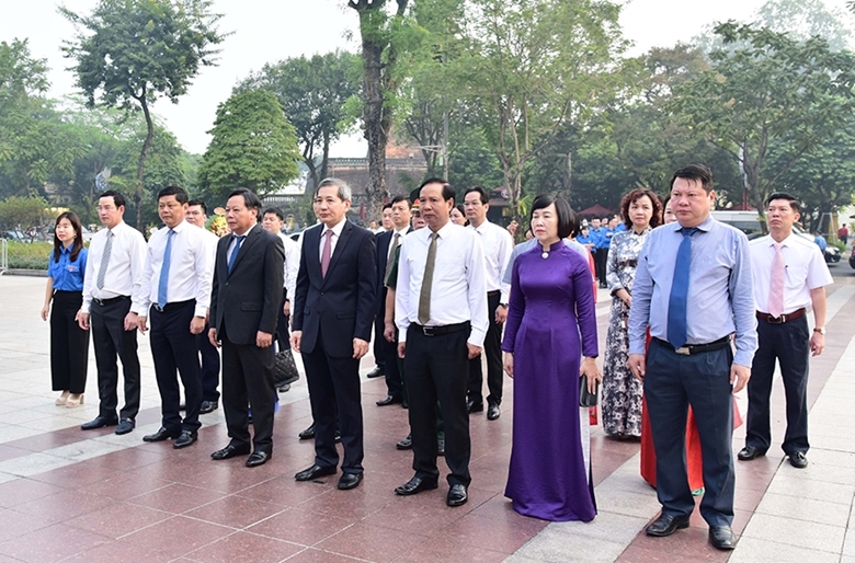 Phó Bí thư Thành ủy Hà Nội Nguyễn Văn Phong cùng lãnh đạo quận Ba Đình dâng hoa tưởng niệm tại Tượng đài Lênin. 