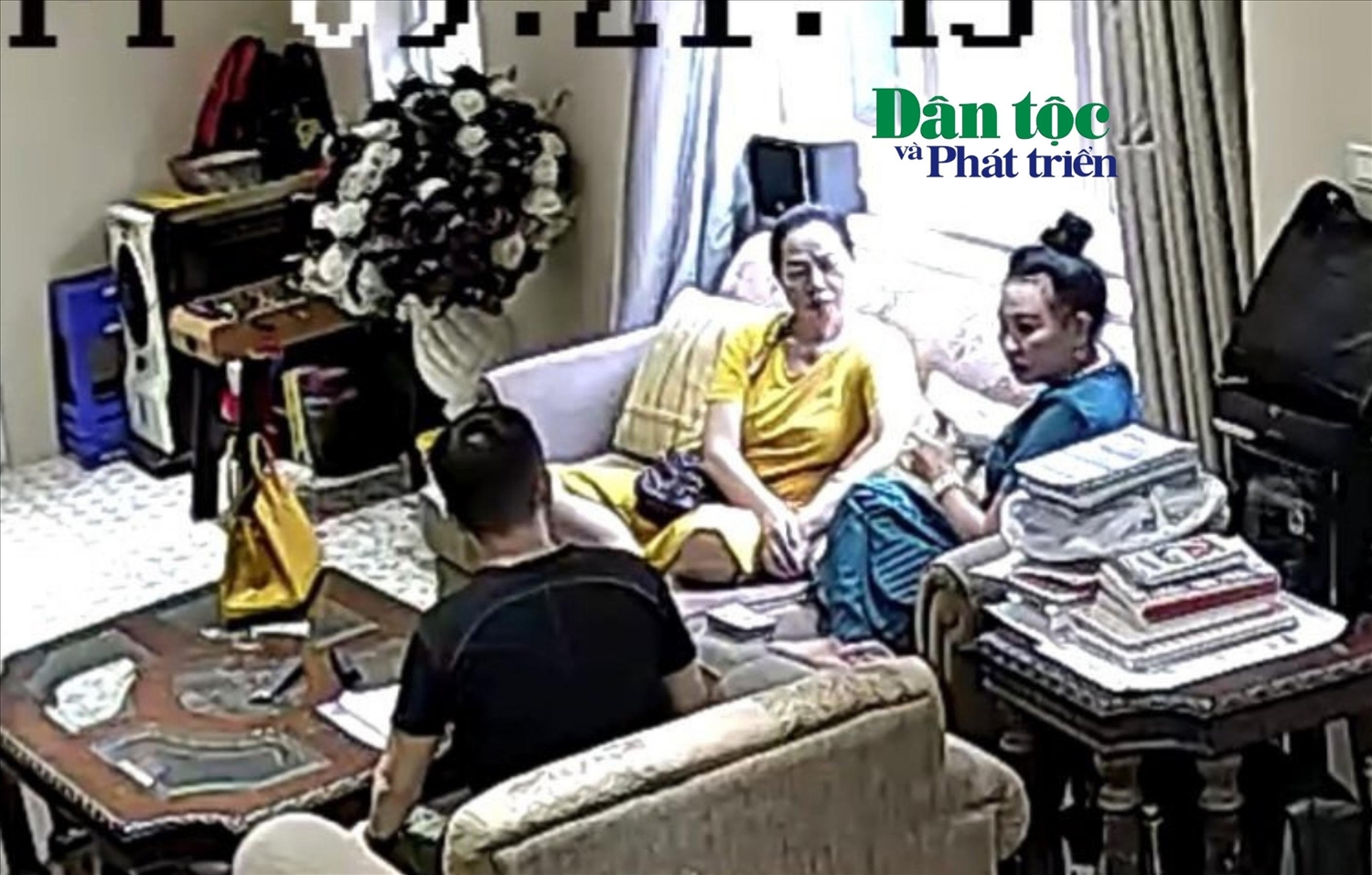 Bà Đặng Thị Thanh Hương (áo xanh) đang nói chuyện với mẹ con bà Vũ Thị Hoa tại nhà riêng bà Hoa. (Ảnh cắt từ clip)