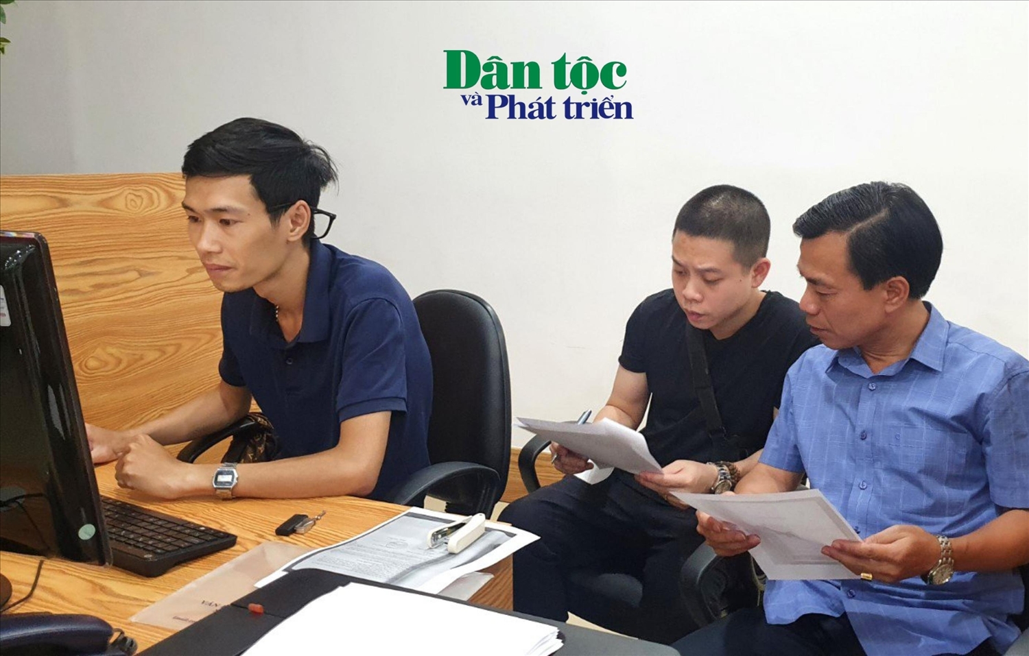 Anh Dương Văn Đạt (con ruột bà Hoa) cung cấp thông tin cho nhóm PVĐT báo Dân tộc và Phát triển
