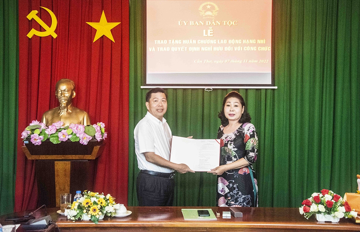 Thứ trưởng, Phó Chủ nhiệm UBDT Lê Sơn Hải trao Quyết định Nghỉ hưu hưởng chế độ bảo hiểm xã hội đối với bà Nguyễn Thị Thanh Nguyên