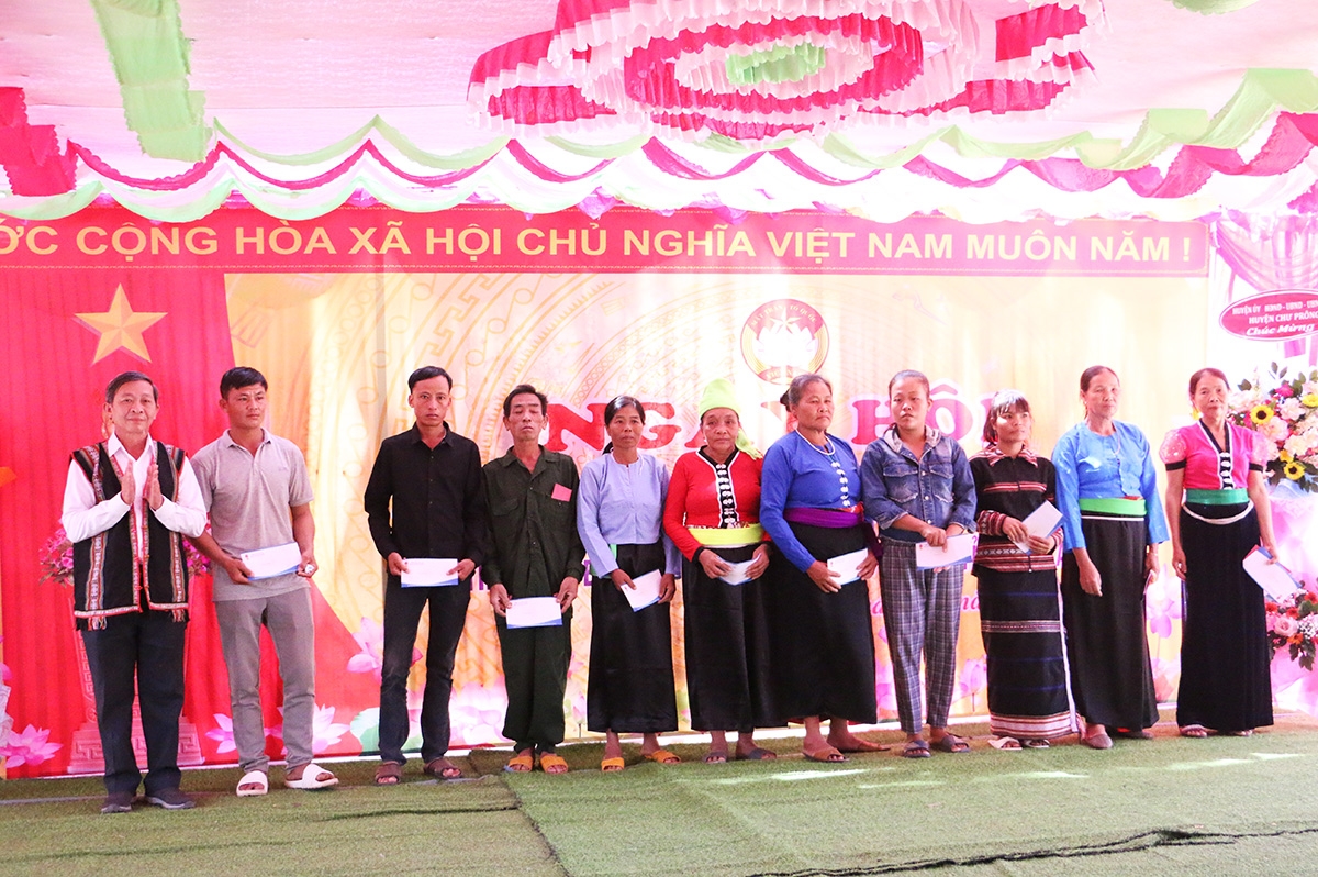 Trưởng ban Tuyên giáo Tỉnh ủy Gia Lai Huỳnh Thế Mạnh tặng quà cho hộ nghèo thôn Hòa Bình