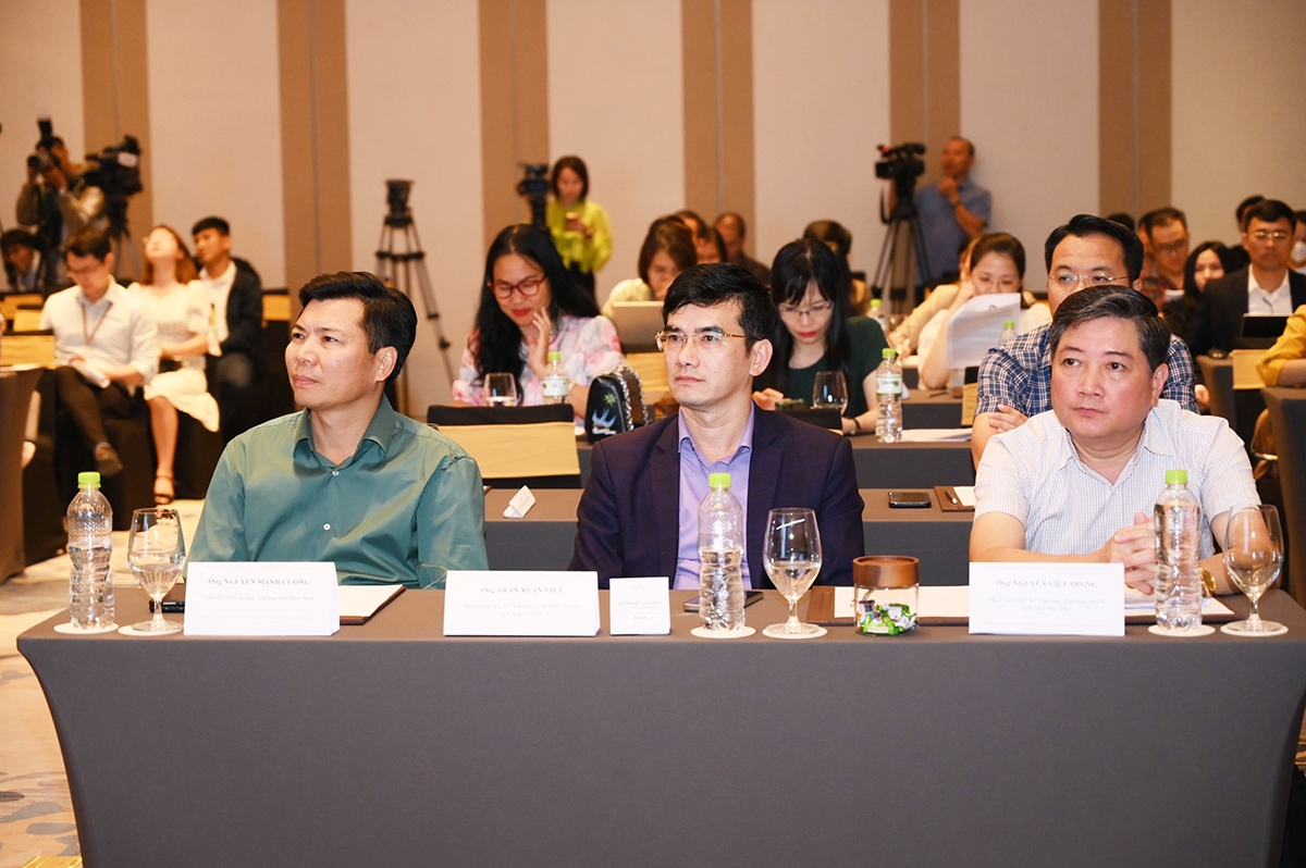 Đông đảo đại diện các cơ quan báo chí quan tâm dự họp báo