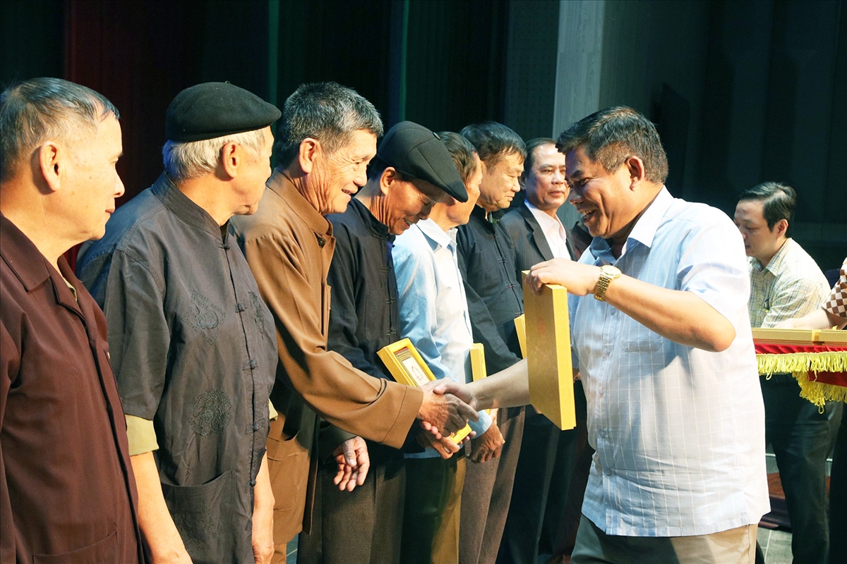 Thứ trưởng, Phó Chủ nhiệm Y Thông tặng quà lưu niệm cho các đại biểu Người có uy tín tỉnh Bắc Giang 