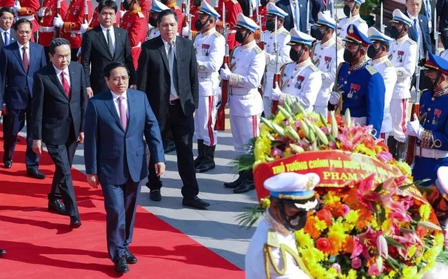 Thủ tướng Phạm Minh Chính và đoàn đại biểu Việt Nam tới đặt vòng hoa tại Đài Độc lập (Ảnh: VGP)