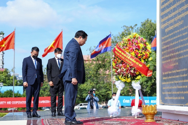 Thủ tướng Phạm Minh Chính đặt vòng hoa tại Đài Hữu nghị Việt Nam – Campuchia (Ảnh: VGP)