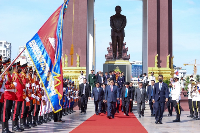 Sau khi đặt vòng hoa tưởng niệm cố Quốc vương Norodom Sihanouk, Thủ tướng và đoàn đại biểu Việt Nam đã đến đặt vòng hoa tưởng niệm tại đài Hữu nghị Việt Nam - Campuchia (Ảnh: VGP)