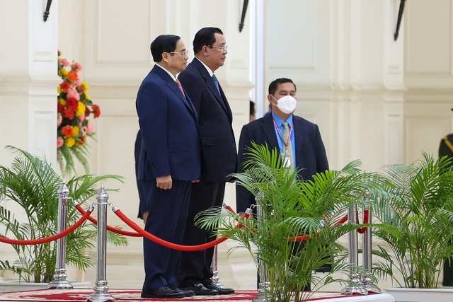Thủ tướng Hun Sen và Thủ tướng Phạm Minh Chính chứng kiến các nghi thức trong lễ đón chính thức - Ảnh: VGP/Nhật Bắc