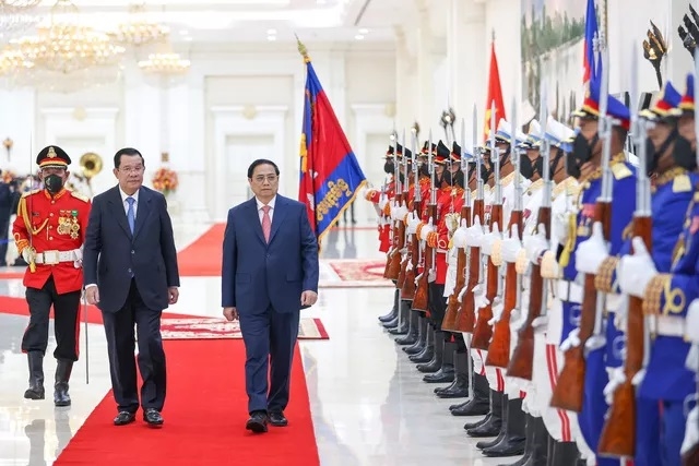 Hai Thủ tướng duyệt Đội danh dự Quân đội Campuchia (Ảnh: VGP)