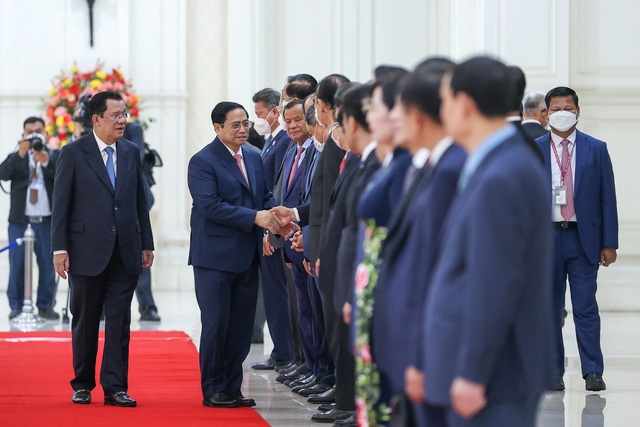 Thủ tướng Hun Sen giới thiệu với Thủ tướng Phạm Minh Chính lãnh đạo các bộ, ngành phía Campuchia tham dự lễ đón (Ảnh: VGP)
